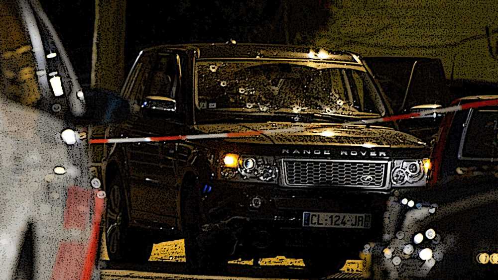 This image of a bullet-ridden Range Rover in the Staatsliedenbuurt has become the symbol of the underworld war in Amsterdam. (ANP)